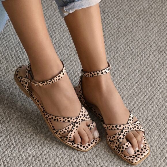 JustFab Wild & Free Sandals Womens 8.5 Brown Cheetah Print Strappy Toe Loop Chic - Picture 1 of 6